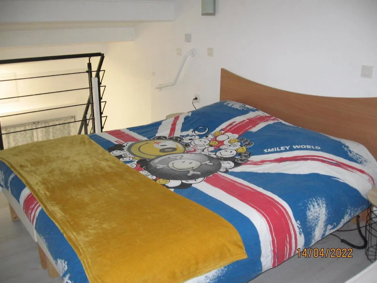 Appartement Avec Chambre En Mezzanine Rognac France